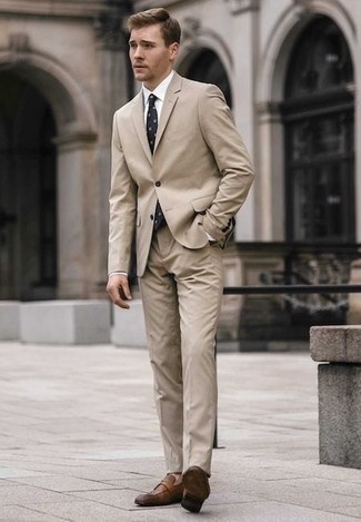 Come indossare e abbinare un abito beige per un uomo di 20 anni: Opta per un abito beige e una camicia elegante bianca per essere sofisticato e di classe. Se non vuoi essere troppo formale, scegli un paio di mocassini eleganti in pelle marroni come calzature.