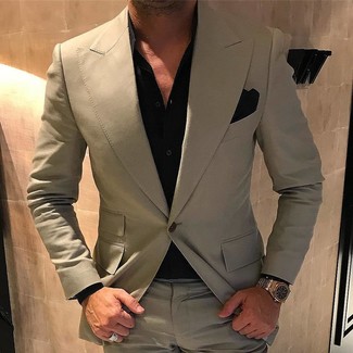 Come indossare e abbinare un fazzoletto da taschino nero e bianco: Potresti combinare un abito beige con un fazzoletto da taschino nero e bianco per vestirti casual.