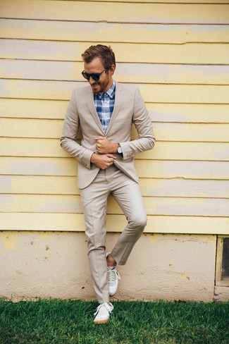 Look alla moda per uomo: Abito beige, Camicia elegante scozzese blu scuro, Sneakers basse in pelle bianche