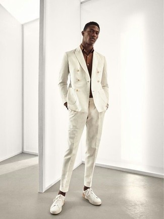 Look alla moda per uomo: Abito bianco, Camicia a maniche corte marrone, Sneakers basse di tela bianche