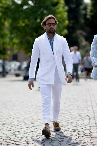 Look alla moda per uomo: Abito bianco, Camicia elegante azzurra, Mocassini con nappine in pelle scamosciata marroni, Occhiali da sole marroni
