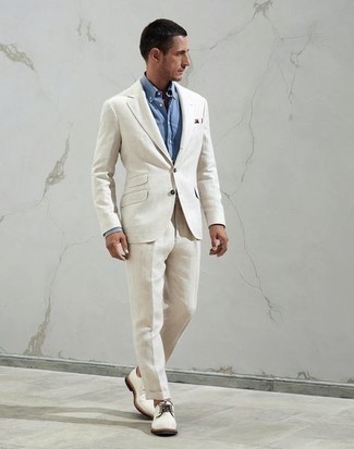 Quale abito indossare con scarpe derby bianche: Metti un abito e una camicia elegante azzurra per essere sofisticato e di classe. Scegli un paio di scarpe derby bianche come calzature per avere un aspetto più rilassato.
