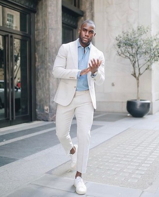 Come indossare e abbinare sneakers basse di tela bianche per un uomo di 30 anni in modo formale: Scegli un abito bianco e una camicia elegante azzurra come un vero gentiluomo. Mettiti un paio di sneakers basse di tela bianche per un tocco più rilassato.