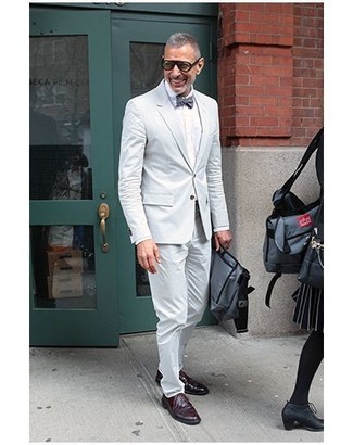 Quale scarpe derby indossare con una camicia elegante bianca quando fa caldo in modo formale: Potresti abbinare una camicia elegante bianca con un abito bianco per essere sofisticato e di classe. Per distinguerti dagli altri, opta per un paio di scarpe derby.