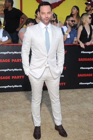 Look di Nick Kroll: Abito bianco, Camicia elegante bianca, Scarpe oxford in pelle bordeaux, Cravatta azzurra