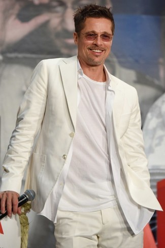 Look di Brad Pitt: Abito bianco, Camicia elegante bianca, T-shirt girocollo bianca