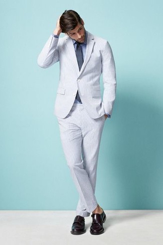 Come indossare e abbinare un abito di seersucker bianco: Metti un abito di seersucker bianco e una camicia elegante blu come un vero gentiluomo. Scarpe double monk in pelle bordeaux renderanno il tuo look davvero alla moda.