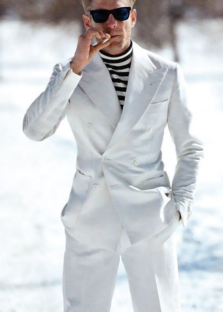 Come indossare e abbinare un maglione a righe orizzontali bianco e blu scuro quando fa caldo: Coniuga un maglione a righe orizzontali bianco e blu scuro con un abito bianco per un look elegante e alla moda.