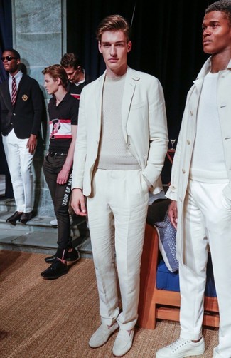 Look alla moda per uomo: Abito bianco, Maglione girocollo beige, Mocassini eleganti in pelle bianchi