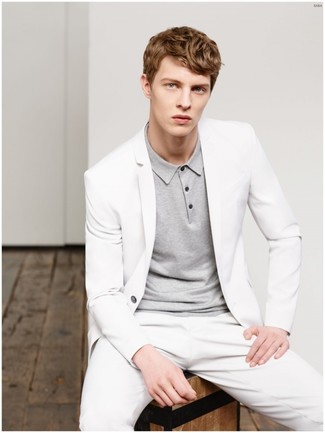 Come indossare e abbinare un polo grigio in estate 2024: Coniuga un polo grigio con un abito bianco per un look da sfoggiare sul lavoro. Ecco un outfit estivo perfetto per il tuo.