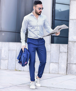 Come indossare e abbinare occhiali da sole blu in modo smart-casual: Indossa un abito blu con occhiali da sole blu per un look raffinato per il tempo libero. Sneakers basse in pelle bianche sono una interessante scelta per completare il look.