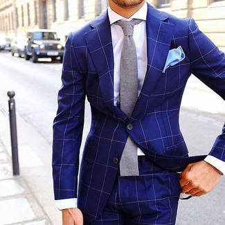 Come indossare e abbinare una cravatta lavorata a maglia grigio scuro: Potresti abbinare un abito a quadri blu con una cravatta lavorata a maglia grigio scuro per un look elegante e alla moda.