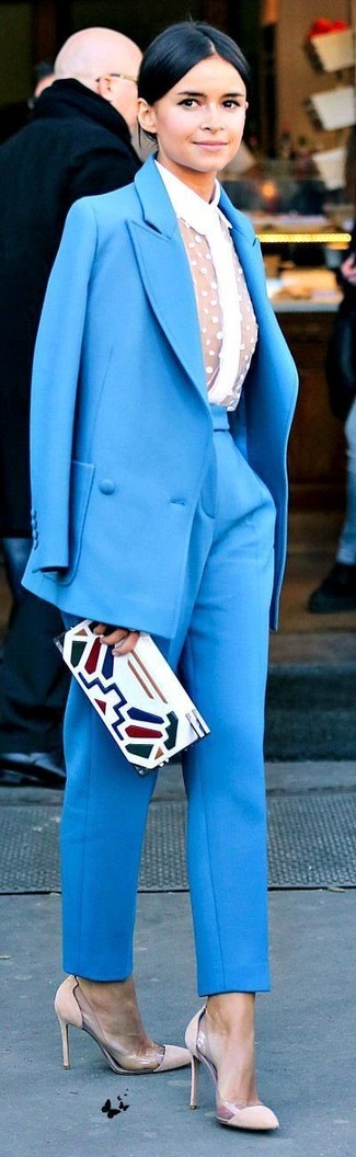 Look di Miroslava Duma: Abito blu, Camicia elegante di pizzo bianca, Décolleté in pelle scamosciata beige, Pochette in pelle stampata bianca