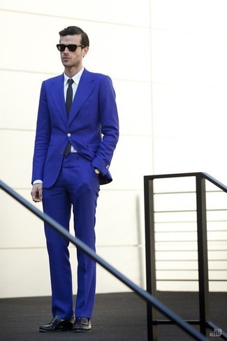Look alla moda per uomo: Abito blu, Camicia elegante bianca, Mocassini eleganti in pelle neri, Cravatta nera