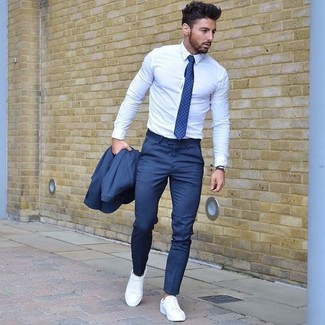 Look alla moda per uomo: Abito blu, Camicia elegante bianca, Scarpe da ginnastica di tela bianche, Cravatta a pois blu