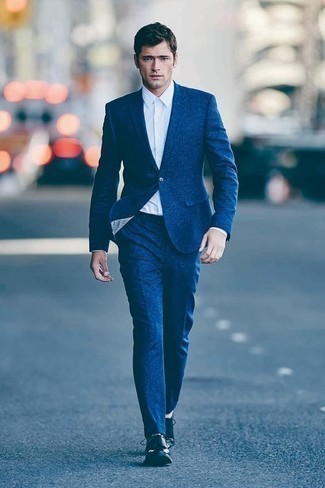 Come indossare e abbinare un abito blu per un uomo di 20 anni: Punta su un abito blu e una camicia elegante bianca per un look elegante e di classe. Mettiti un paio di scarpe derby in pelle blu scuro per un tocco più rilassato.
