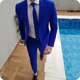 Come indossare e abbinare una cravatta blu in modo formale: Potresti abbinare un abito blu con una cravatta blu per una silhouette classica e raffinata Opta per un paio di scarpe derby in pelle nere per un tocco più rilassato.