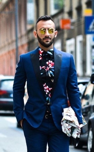 Come indossare e abbinare una camicia elegante a fiori nera e bianca per un uomo di 30 anni: Combina una camicia elegante a fiori nera e bianca con un abito blu per essere sofisticato e di classe.