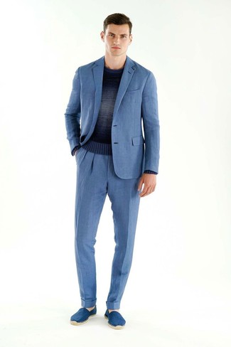 Come indossare e abbinare espadrillas in modo smart-casual: Vestiti con un abito blu e un maglione girocollo ombre blu scuro come un vero gentiluomo. Per un look più rilassato, scegli un paio di espadrillas come calzature.