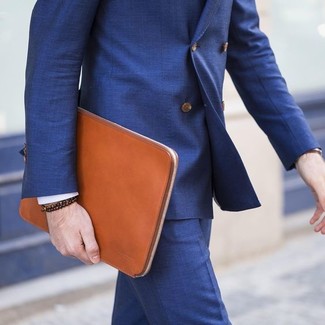 Come indossare e abbinare una pochette in pelle terracotta per un uomo di 30 anni: Prova a combinare un abito blu con una pochette in pelle terracotta per un pranzo domenicale con gli amici.