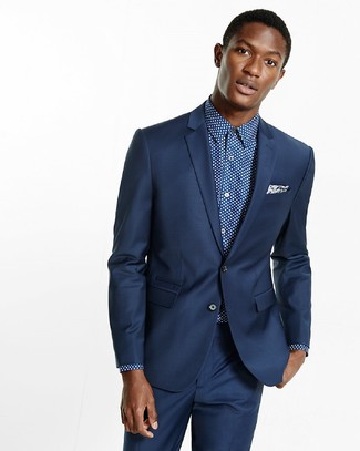 Come indossare e abbinare una camicia elegante blu scuro per un uomo di 30 anni in modo formale: Prova ad abbinare una camicia elegante blu scuro con un abito blu scuro come un vero gentiluomo.