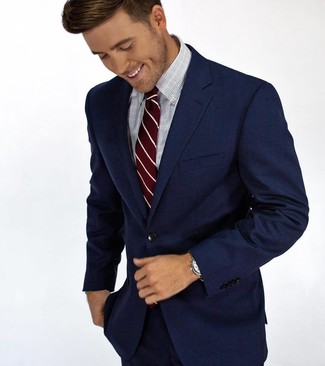 Come indossare e abbinare una cravatta a righe verticali bordeaux: Abbina un abito blu scuro con una cravatta a righe verticali bordeaux per un look elegante e alla moda.