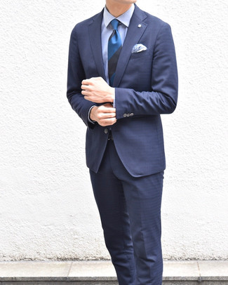 Come indossare e abbinare una cravatta a righe orizzontali blu scuro in estate 2024: Indossa un abito blu scuro e una cravatta a righe orizzontali blu scuro per un look elegante e di classe. Un look magnifico per essere più cool e alla moda anche durante la stagione calda.