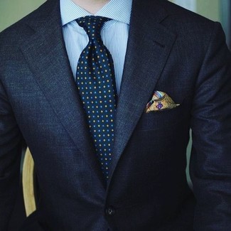 Come indossare e abbinare una cravatta stampata blu: L'abbinamento di un abito blu scuro e una cravatta stampata blu ti donerà un aspetto forte e sicuro.