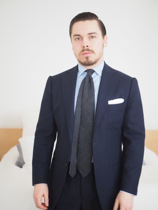 Come indossare e abbinare una cravatta grigio scuro: Scegli un abito a righe verticali blu scuro e una cravatta grigio scuro per una silhouette classica e raffinata