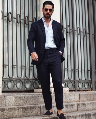 Come indossare e abbinare una camicia elegante con espadrillas in modo formale: Prova a combinare una camicia elegante con un abito blu scuro come un vero gentiluomo. Per distinguerti dagli altri, scegli un paio di espadrillas come calzature.