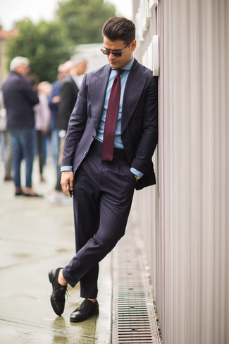 Come indossare e abbinare un abito con scarpe brogue: Metti un abito e una camicia elegante azzurra per essere sofisticato e di classe. Perché non aggiungere un paio di scarpe brogue per un tocco più rilassato?