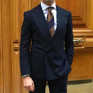 Come indossare e abbinare una cravatta a righe verticali blu per un uomo di 30 anni quando fa caldo in modo formale: Coniuga un abito blu scuro con una cravatta a righe verticali blu come un vero gentiluomo.