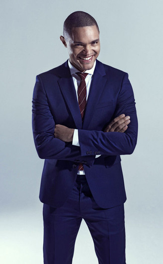 Look di Trevor Noah: Abito blu scuro, Camicia elegante bianca, Cravatta a righe verticali bordeaux