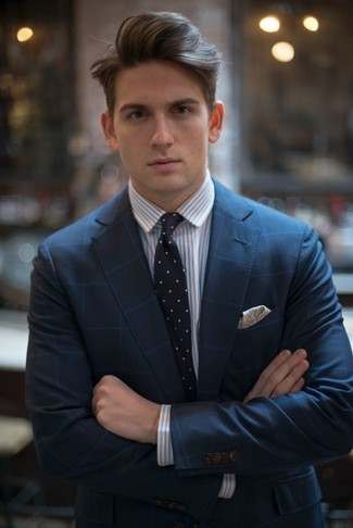 Come indossare e abbinare una cravatta a pois blu scuro quando fa caldo: Potresti abbinare un abito a quadri blu scuro con una cravatta a pois blu scuro per un look elegante e alla moda.
