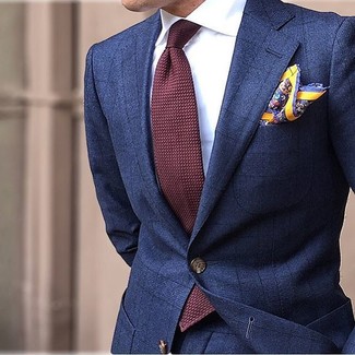 Come indossare e abbinare un fazzoletto da taschino senape: Punta su un abito a quadri blu scuro e un fazzoletto da taschino senape per un look trendy e alla mano.