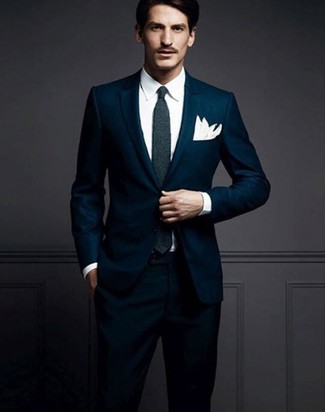 Come indossare e abbinare una cravatta grigio scuro con un abito blu per un uomo di 30 anni: Potresti combinare un abito blu con una cravatta grigio scuro come un vero gentiluomo.