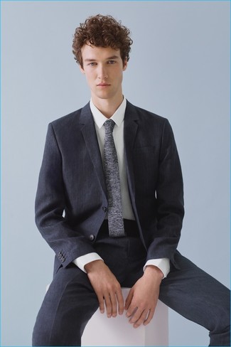 Come indossare e abbinare una cravatta lavorata a maglia grigia quando fa caldo: Abbina un abito blu scuro con una cravatta lavorata a maglia grigia come un vero gentiluomo.