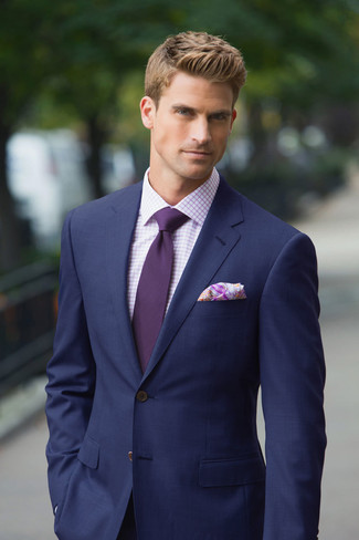 Come indossare e abbinare una cravatta viola melanzana quando fa caldo in modo formale: Indossa un abito blu scuro e una cravatta viola melanzana come un vero gentiluomo.