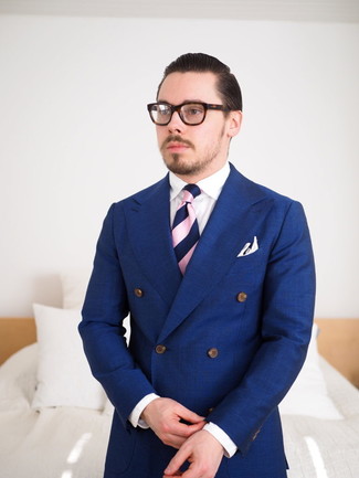 Come indossare e abbinare una cravatta fucsia: Prova ad abbinare un abito blu scuro con una cravatta fucsia per essere sofisticato e di classe.