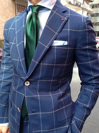Come indossare e abbinare una cravatta di seta verde scuro in modo formale: Scegli un outfit composto da un abito a quadri blu scuro e una cravatta di seta verde scuro come un vero gentiluomo.