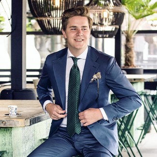 Come indossare e abbinare una cravatta verde oliva per un uomo di 30 anni in modo formale: Coniuga un abito blu scuro con una cravatta verde oliva per essere sofisticato e di classe.
