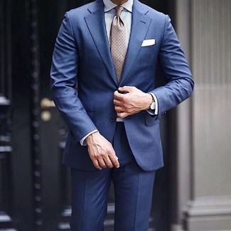 Come indossare e abbinare una cravatta a pois marrone chiaro quando fa caldo: Mostra il tuo stile in un abito blu scuro con una cravatta a pois marrone chiaro come un vero gentiluomo.