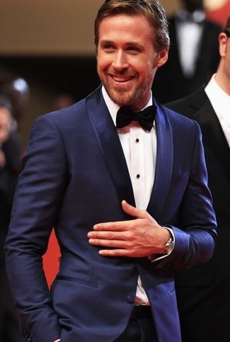 Look di Ryan Gosling: Abito blu scuro, Camicia elegante bianca, Papillon nero