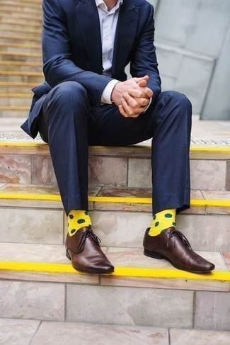 Come indossare e abbinare calzini a pois per un uomo di 30 anni: Questa combinazione di un abito blu scuro e calzini a pois è perfetta per il tempo libero. Sfodera il gusto per le calzature di lusso e scegli un paio di scarpe derby in pelle marrone scuro come calzature.