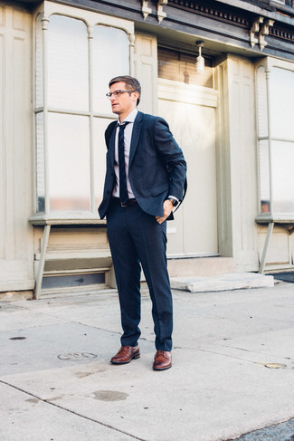 Come indossare e abbinare una cravatta a righe verticali blu scuro per un uomo di 30 anni: Sfodera un look elegante con un abito blu scuro e una cravatta a righe verticali blu scuro. Per un look più rilassato, opta per un paio di scarpe derby in pelle marroni.