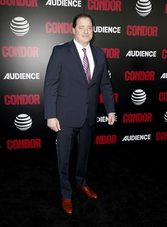 Look di Brendan Fraser: Abito blu scuro, Camicia elegante bianca, Scarpe derby in pelle marroni, Cravatta a righe verticali rosa