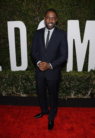Look di Idris Elba: Abito blu scuro, Camicia elegante bianca, Scarpe oxford in pelle nere, Cravatta di seta nera