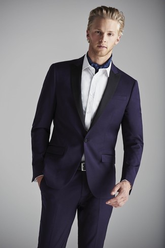 Come indossare e abbinare una sciarpa blu scuro e rossa per un uomo di 30 anni in modo formale: Prova a combinare un abito blu scuro con una sciarpa blu scuro e rossa per un look trendy e alla mano.