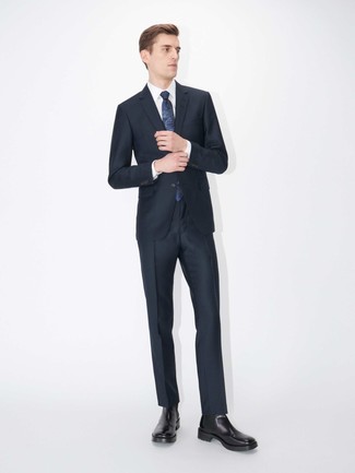 Look alla moda per uomo: Abito blu scuro, Camicia elegante bianca, Stivali chelsea in pelle neri, Cravatta stampata blu scuro