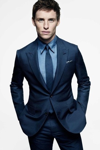 Come indossare e abbinare una cravatta blu scuro per un uomo di 30 anni quando fa caldo in modo formale: Vestiti con un abito blu scuro e una cravatta blu scuro per una silhouette classica e raffinata